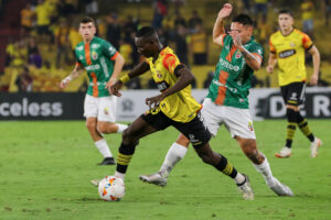 Janner Corozo (i), del Barcelona de Ecuador, fue registrado este miércoles, 29 de mayo, al disputar un balón con Felipe Barrientos, del Cobresal de Chile, durante un partido del grupo B de la Copa Libertadores, en el estadio Monumental Banco Pichincha de Guayaquil (Ecuador). EFE/Jonathan Miranda