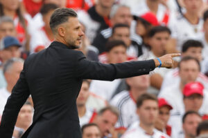 alt Libertad se aferra a su última opción ante un River que busca octavos y Mundial de Clubes