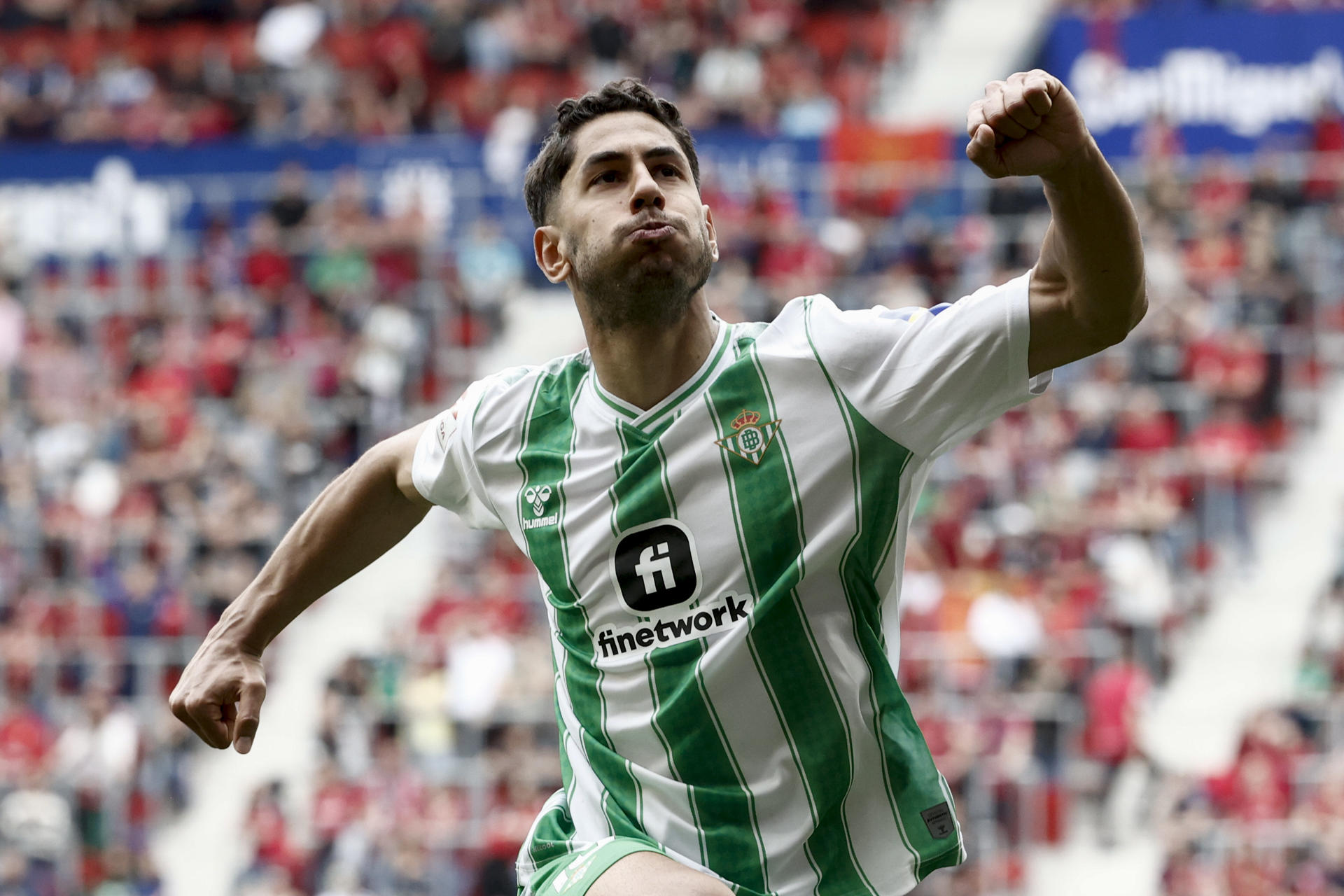 El jugador del Real Betis Ayoze Pérez celebra tras marcar el 0-1 durante partido de la jornada 34 de la Liga EA Sports que disputaron Osasuna y Real Betis este domingo en el estadio de El Sadar. EFE/Jesús Diges 