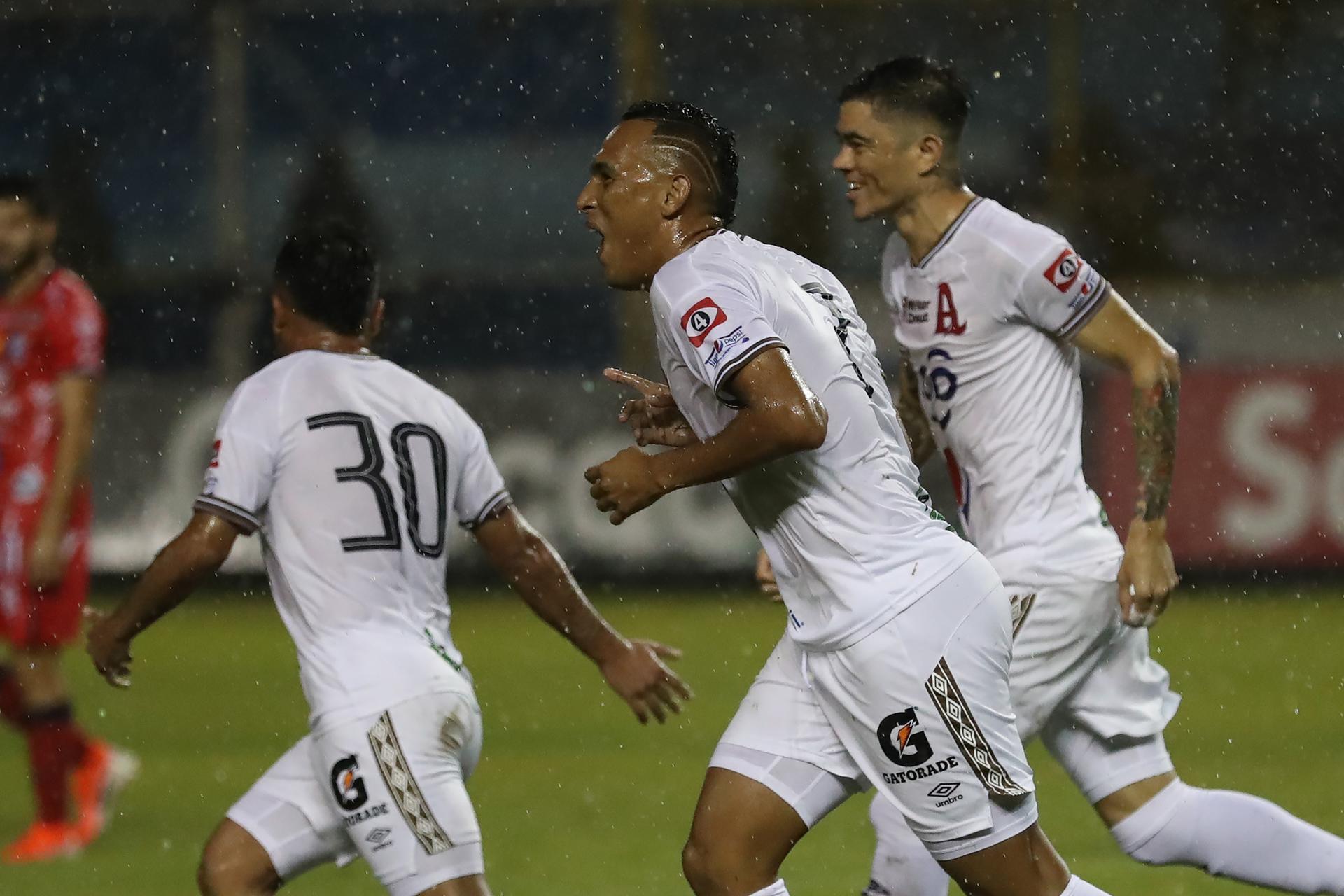 alt El Salvador, con la Copa Oro en la mira