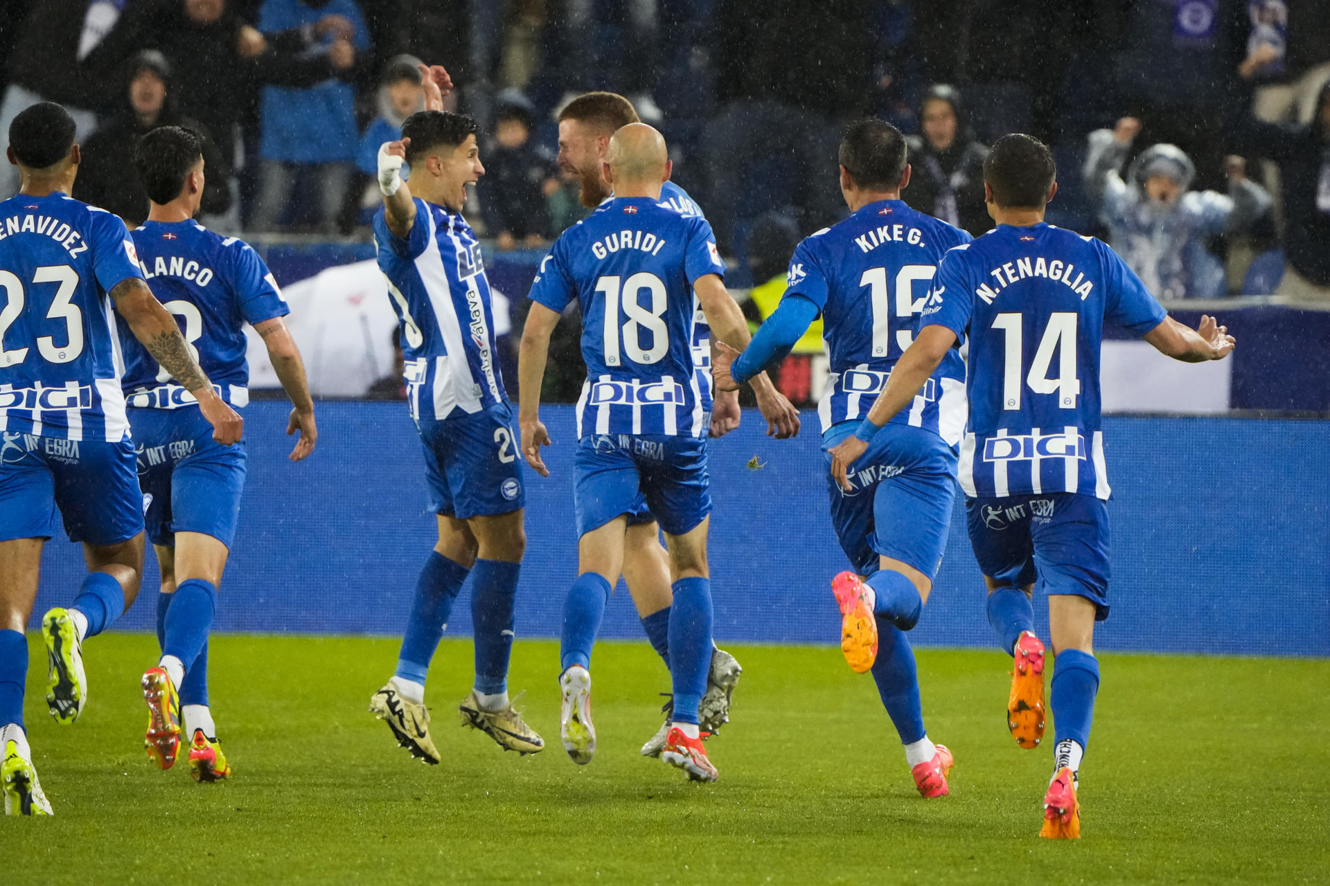 El extremo del Deportivo Alavés Carlos Vicente (4d) celebra tras anotar el 1-0 durante el encuentro correspondiente a la jornada 37 de LaLiga EA Sports disputado este sábado entre el Deportivo Alavés y el Getafe en el estadio de Mendizorrotza de Vitoria. EFE/ADRIAN RUIZ-HIERRO