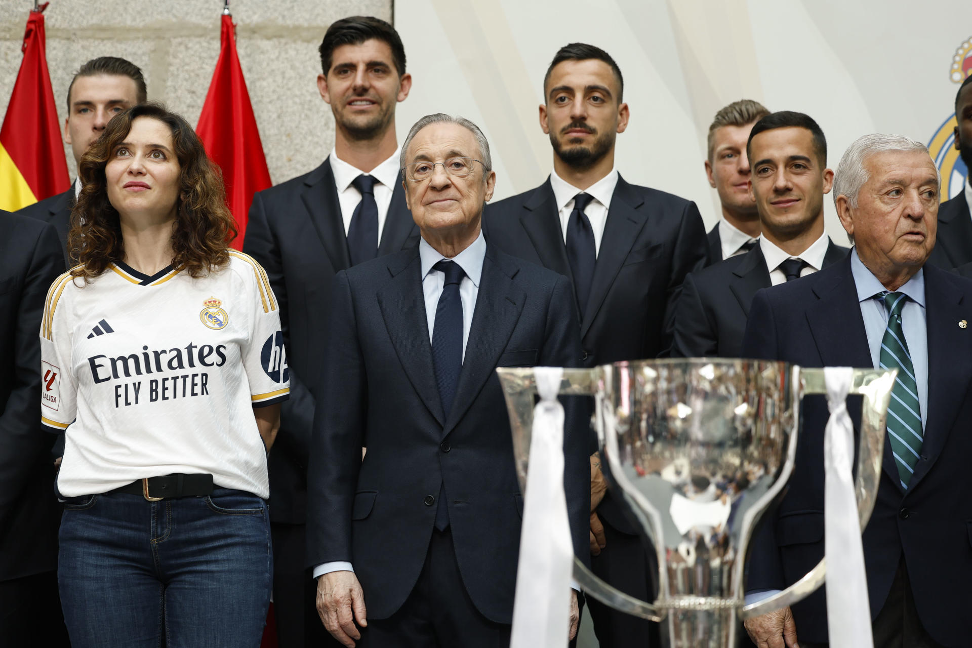 El presidente del Real Madrid, Florentino Pérez, y la presidenta de la Comunidad de Madrid, Isabel Díaz Ayuso, en la visita del equipo a la Real Casa de Correos durante los actos de celebración de la trigésimo sexta Liga conseguida por el club. EFE/Mariscal 