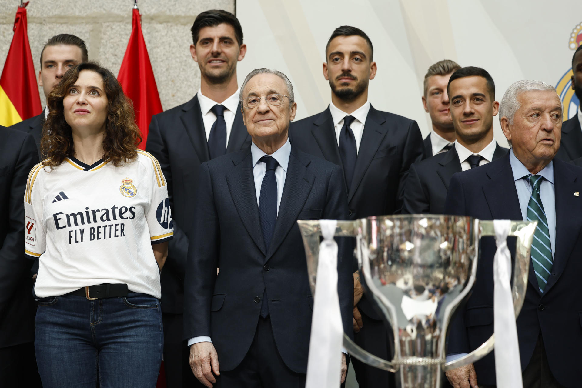 rss-efeaa60c8dd2a5b72af602b45606e1528a74e630c9dw El Real Madrid recibe el trofeo de su trigésimo sexta Liga e inicia las celebraciones