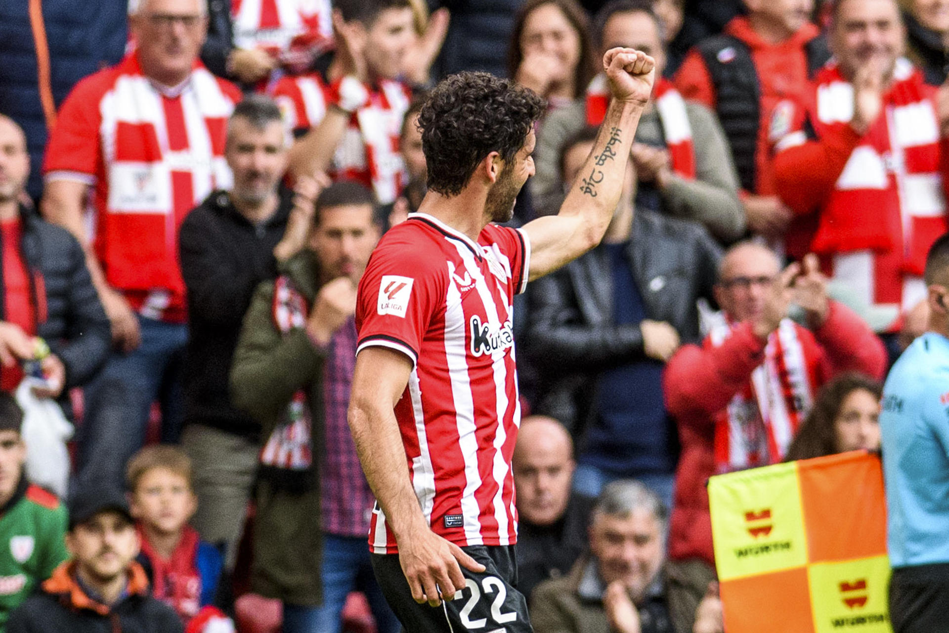 El delantero del Athletic Raúl García celebra tras marcar ante el Sevilla, durante el partido de Liga en Primera División que Athletic Club y Sevilla FC disputan hoy domingo en el estadio de San Mamés. EFE/Javier Zorrilla 