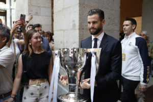 alt El Real Madrid recibe el trofeo de su trigésimo sexta Liga e inicia las celebraciones