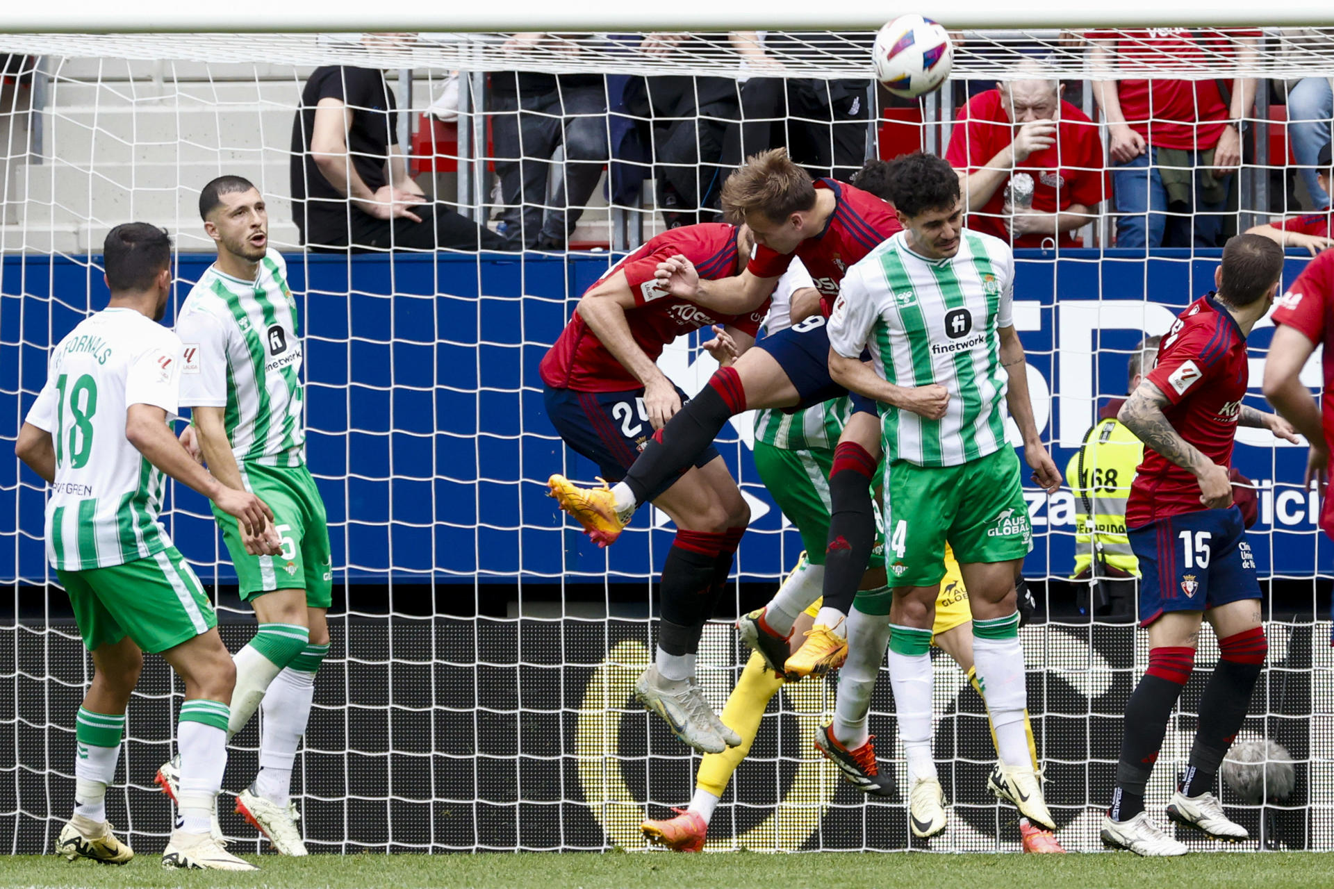 Jugada aérea en el área del Betis durante el partido de la jornada 34 de la Liga EA Sports que disputan Osasuna y Real Betis este domingo en el estadio de El Sadar. EFE/Jesús Diges 
