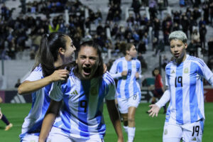 alt Argentina vence a Costa Rica y demuestra su poderío a balón parado