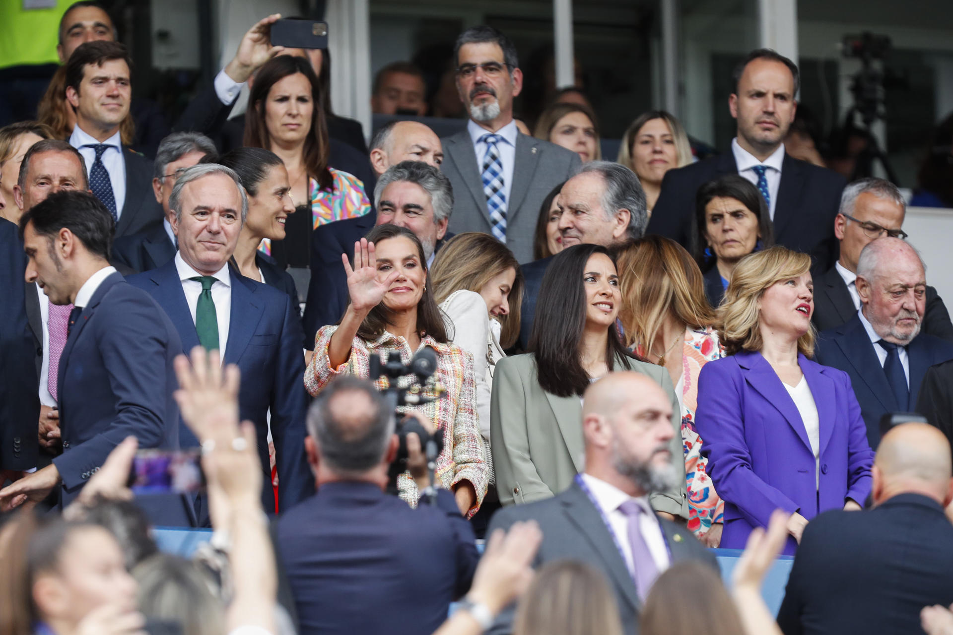 La reina Letizia (c-i) saluda antes del inicio del partido de la final de la Copa de la Reina de fútbol que disputarono el FC Barcelona y la Real Sociedad en el estadio de La Romareda de Zaragoza. EFE/ Javier Belver 