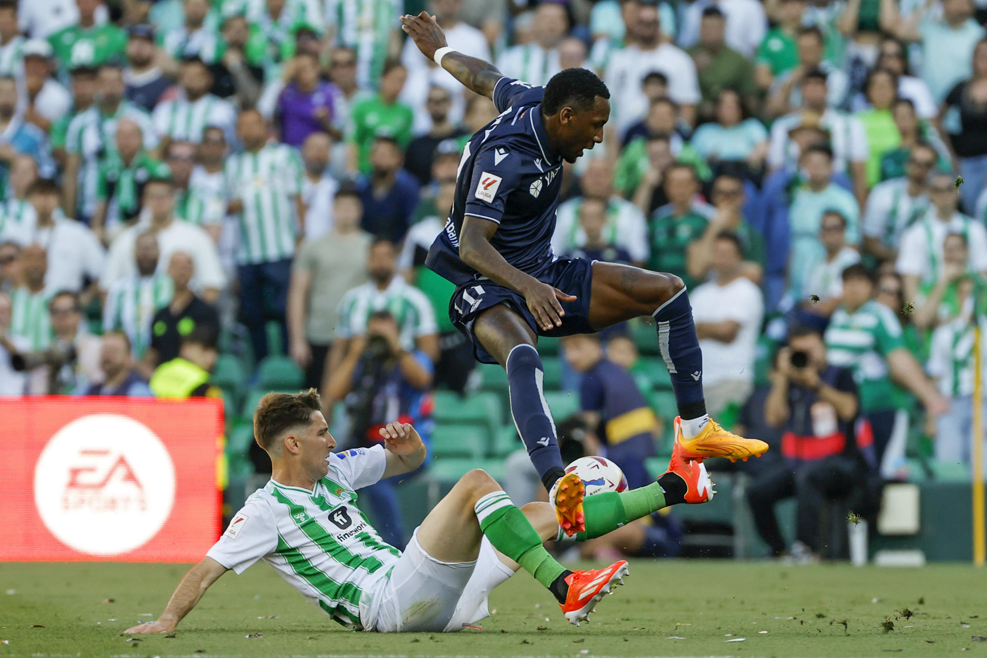 El delantero de la Real Sociedad, Becker (d), salta ante la entrada del defensa del Betis, Juan Miranda, durante el encuentro correspondiente a la 37 de Primera División que Betis y Real Sociedad disputan hoy domingo en el estadio Benito Villamarín de Sevilla. EFE/ Julio Muñoz 