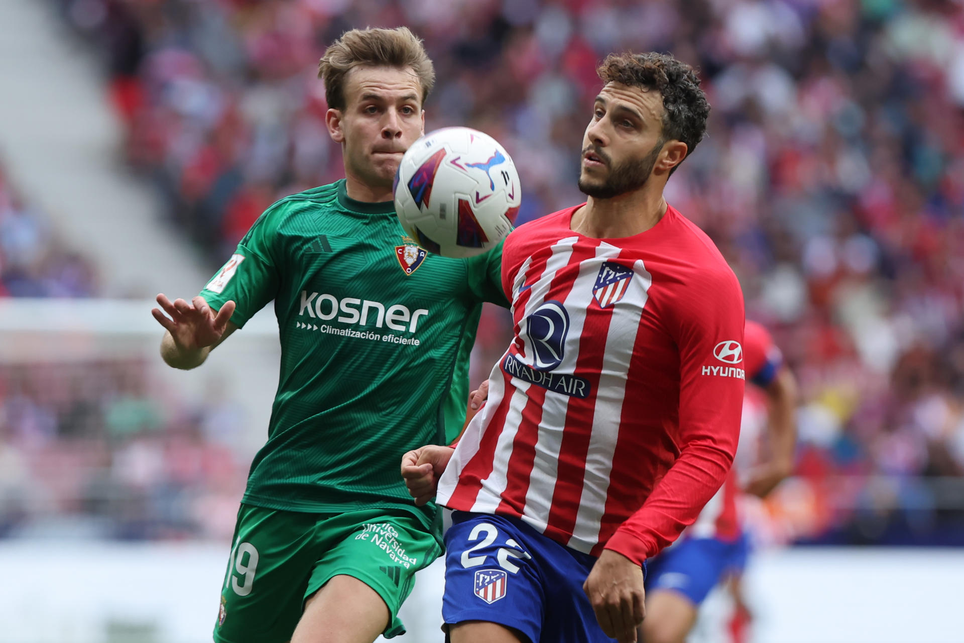 MADRID, 19/05/2024.- El defensa del Atlético de Madrid, Mario Hermoso (d), disputa el balón ante el centrocampista de Osasuna, Pablo Ibáñez, durante el encuentro correspondiente a la jornada 37 de Primera División que disputan hoy Domingo Atlético de Madrid y Osasuna en el estadio Metropolitano, en Madrid. EFE / Kiko Huesca. 