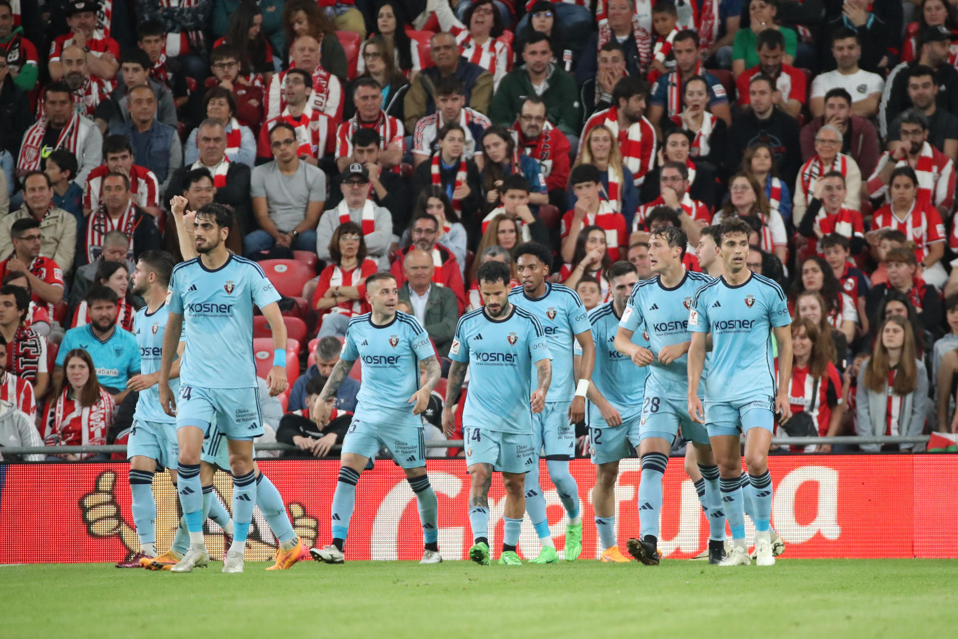 Los jugadores de Osasuna celebran el primer gol del equipo navarro durante el partido de la jornada 35 de LaLiga en San Mamés. EFE/Luis Tejido 