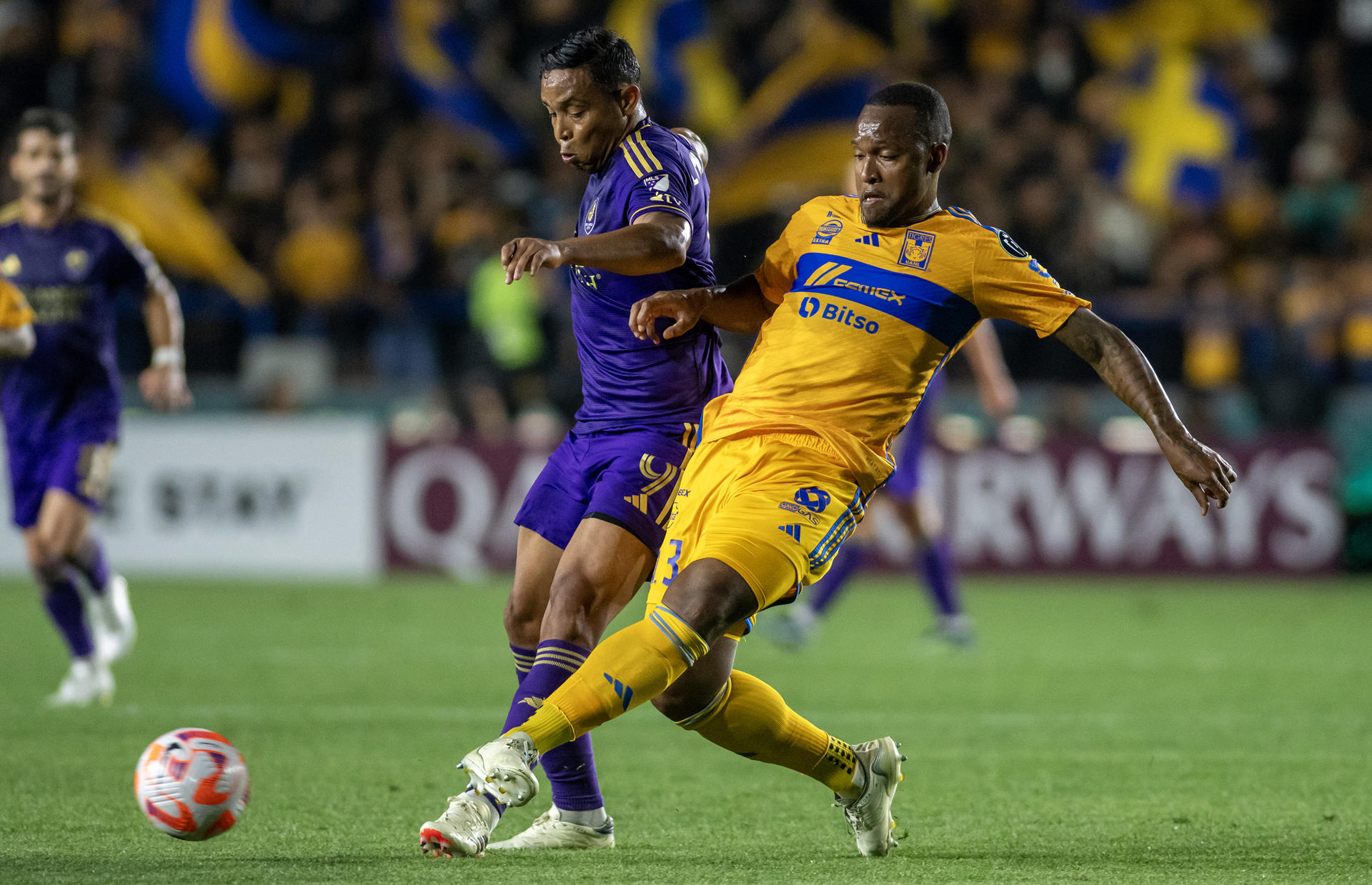 El delantero colombiano Luis Muriel (i), una de las figuras del Orlando City del fútbol de Estados Unidos. EFE/ Miguel Sierra 