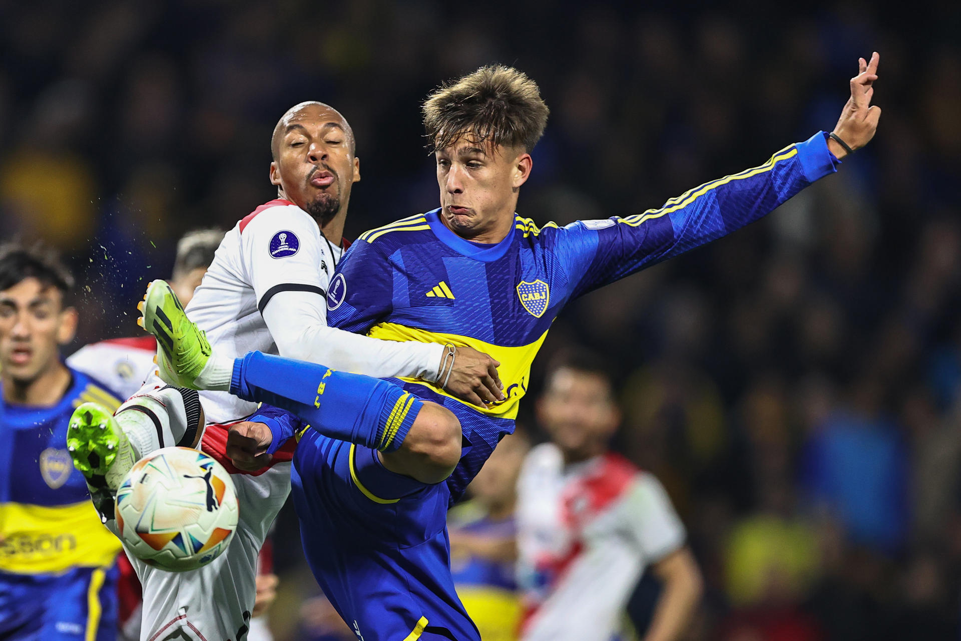 Iker Zufiaurre (d) de Boca disputa un balón con Edisson Restrepo de Potosí en un partido de la Copa Sudamericana, en Buenos Aires (Argentina). EFE/ Juan Ignacio Roncoroni 