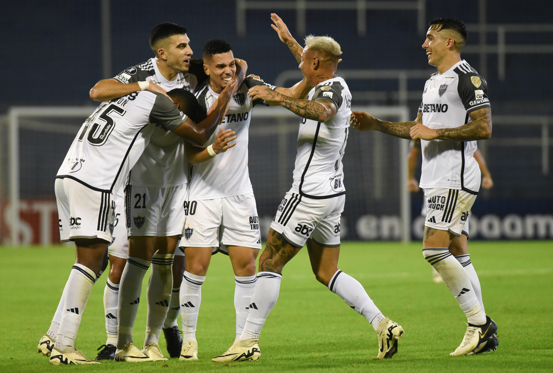 rss-efecca5bbd7619f235d44db158d40a7f6ba1a793300w 0-1. Atlético Mineiro se matricula en octavos y deprime a Rosario Central