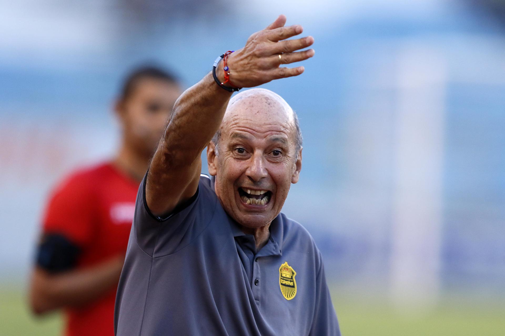 Fotografía de archivo del entrenador uruguayo Miguel Falero, del Real España, equipo al que le basta un empate para sellar su pase a la semifinal del fútbol de Honduras ante Olimpia. EFE/ Jose Valle