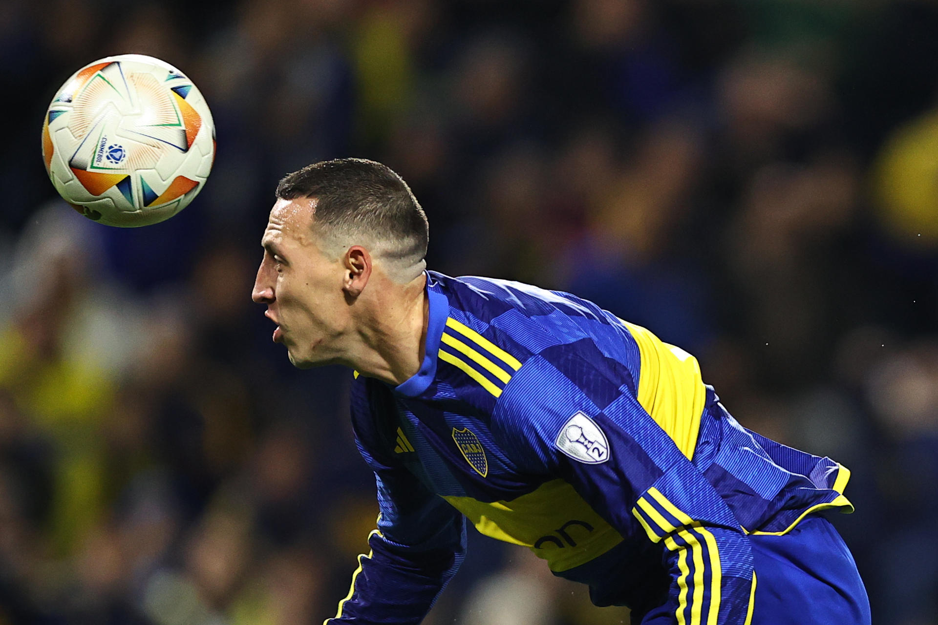 Cristian Lema de Boca cabecea un balón en un partido de la Copa Sudamericana ante Nacional Potosí en el estadio La Bombonera de Buenos Aires (Argentina). EFE/Juan Ignacio Roncoroni 