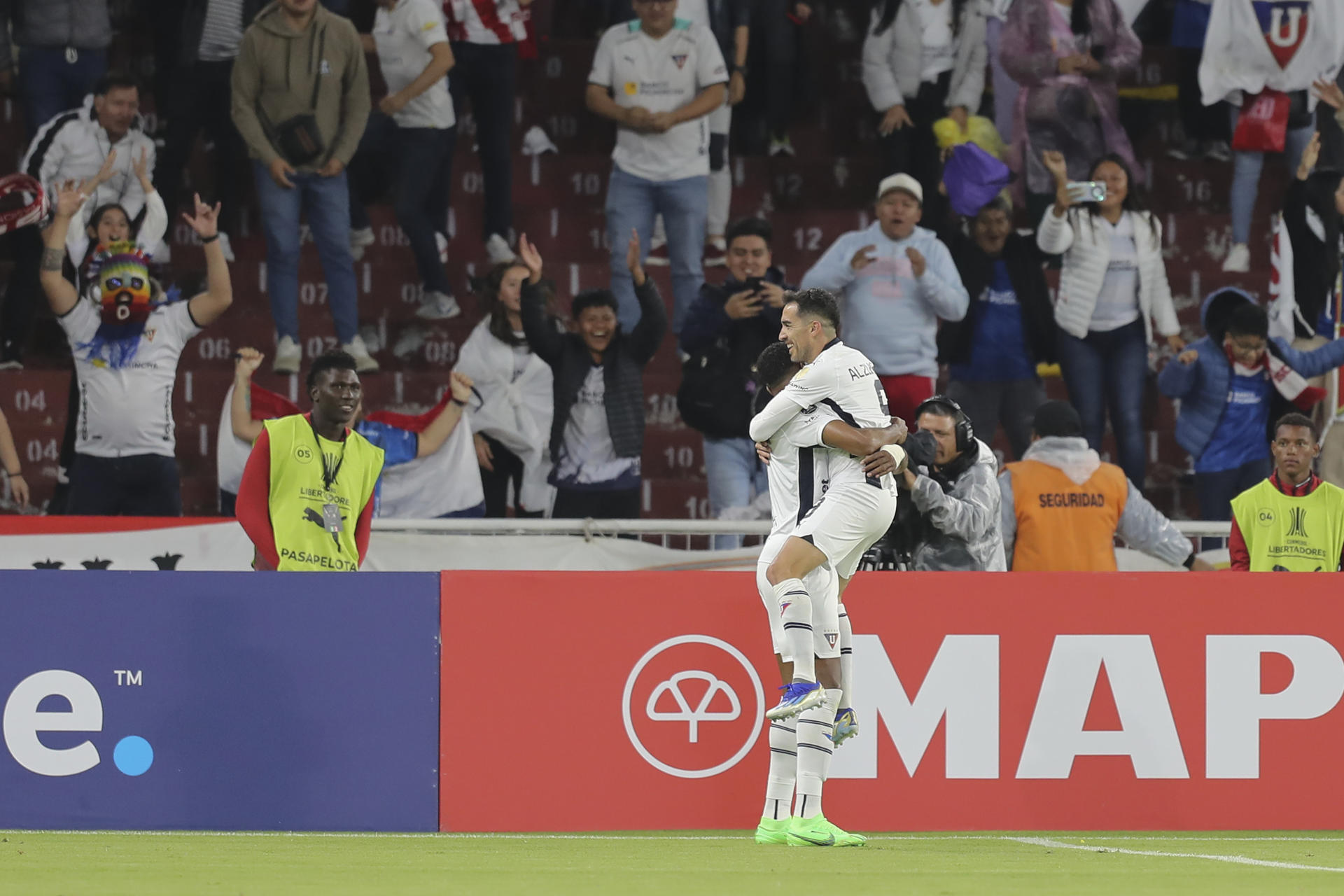 Lisandro Alzugaray (d) de Liga de Quito de Ecuador fue registrado este martes, 28 de mayo, al celebrar un gol que le anotó a Universitario de Perú, durante un partido del sexta y última jornada del grupo D de la Copa Libertadores, en el estadio Rodrigo Paz Delgado de Quito (Ecuador). EFE/José Jácome 