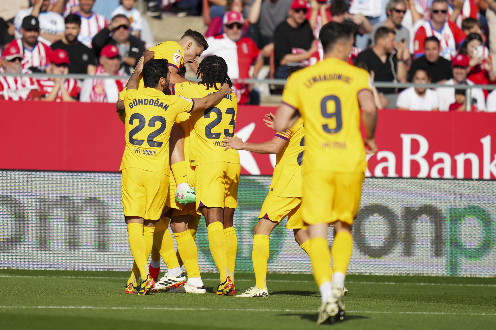 Los jugadores del FC Barcelona celebran su primer gol durante el encuentro correspondiente a la jornada 34 de Primera División en el estadio municipal de Montilivi, en la localidad gerundense. EFE/Siu Wu.