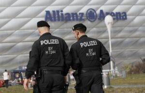Patrulla de policia a ls afueras del estadio Allianz Arena, en una foto de archivo.EFE/EPA/RONALD WITTEK
