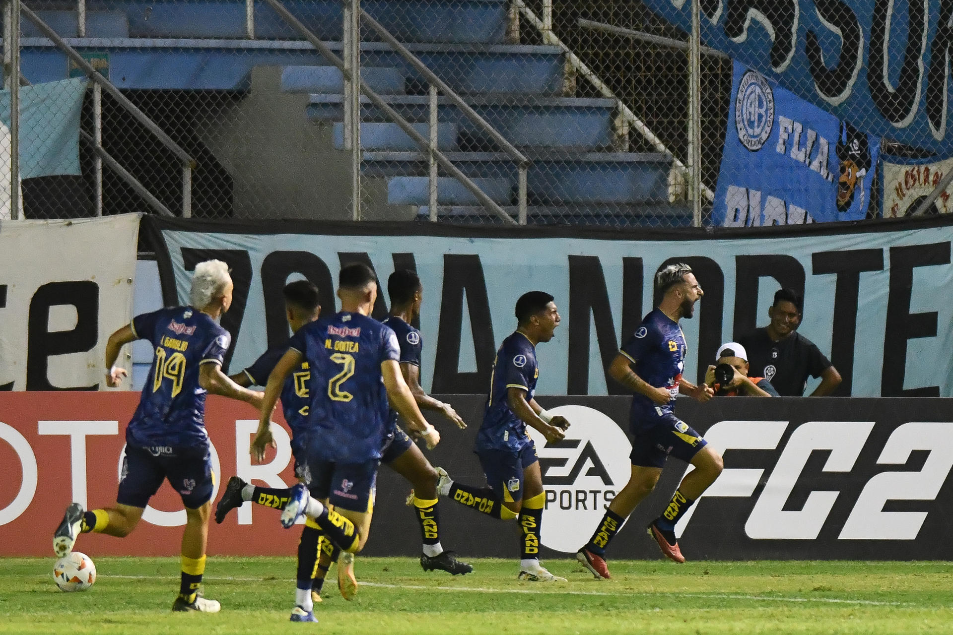 alt 4-3. Bajo lluvia de goles argentinos, Delfín logra una sufrida victoria en la Sudamericana