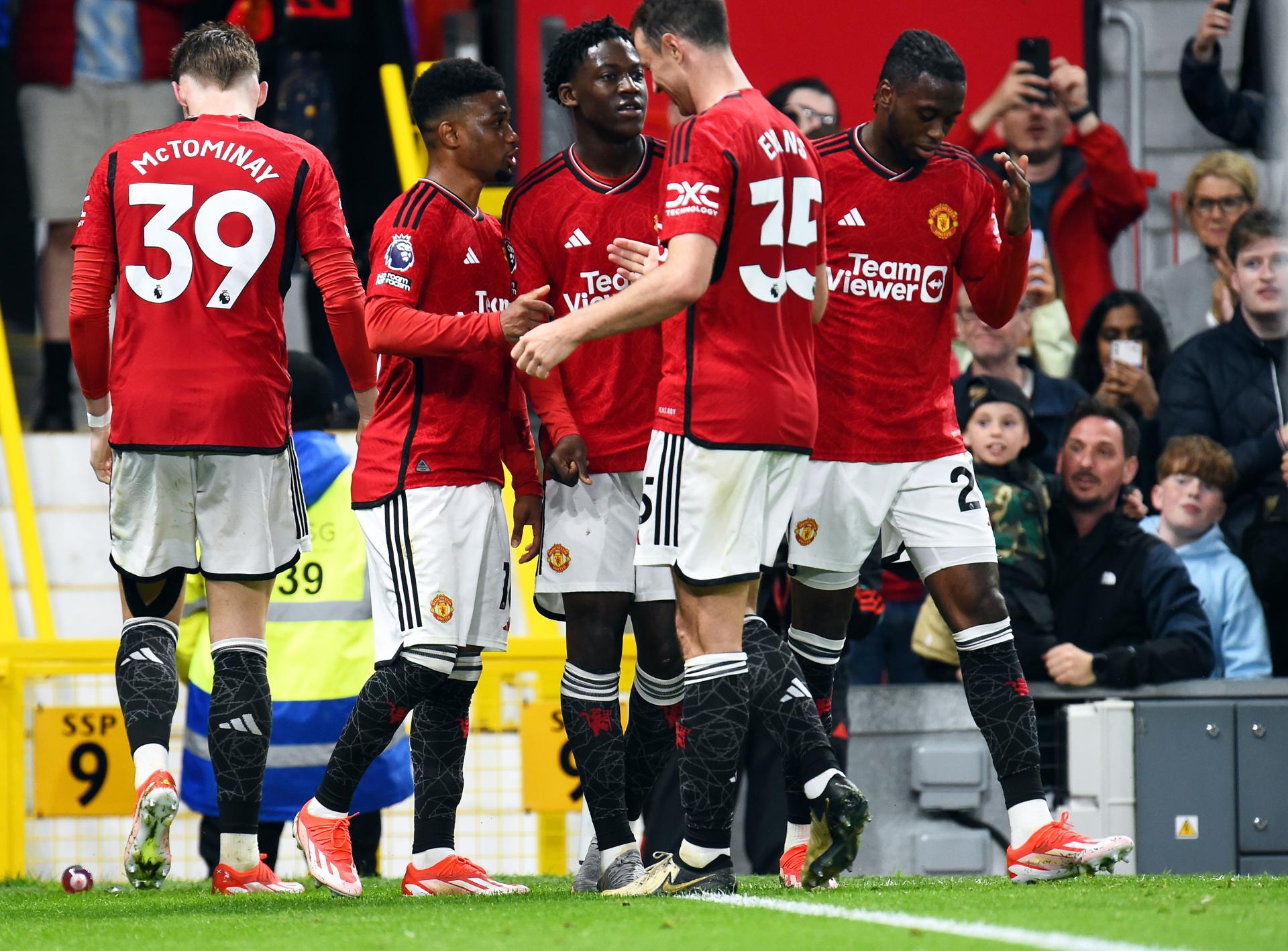 El jugador del United Amad Diallo (2I) celebra un gol durante el partido de la Premier League que han jugado Manchester United y Newcastle United en Manchester, Reino Unido. EFE/EPA/PETER POWELL 