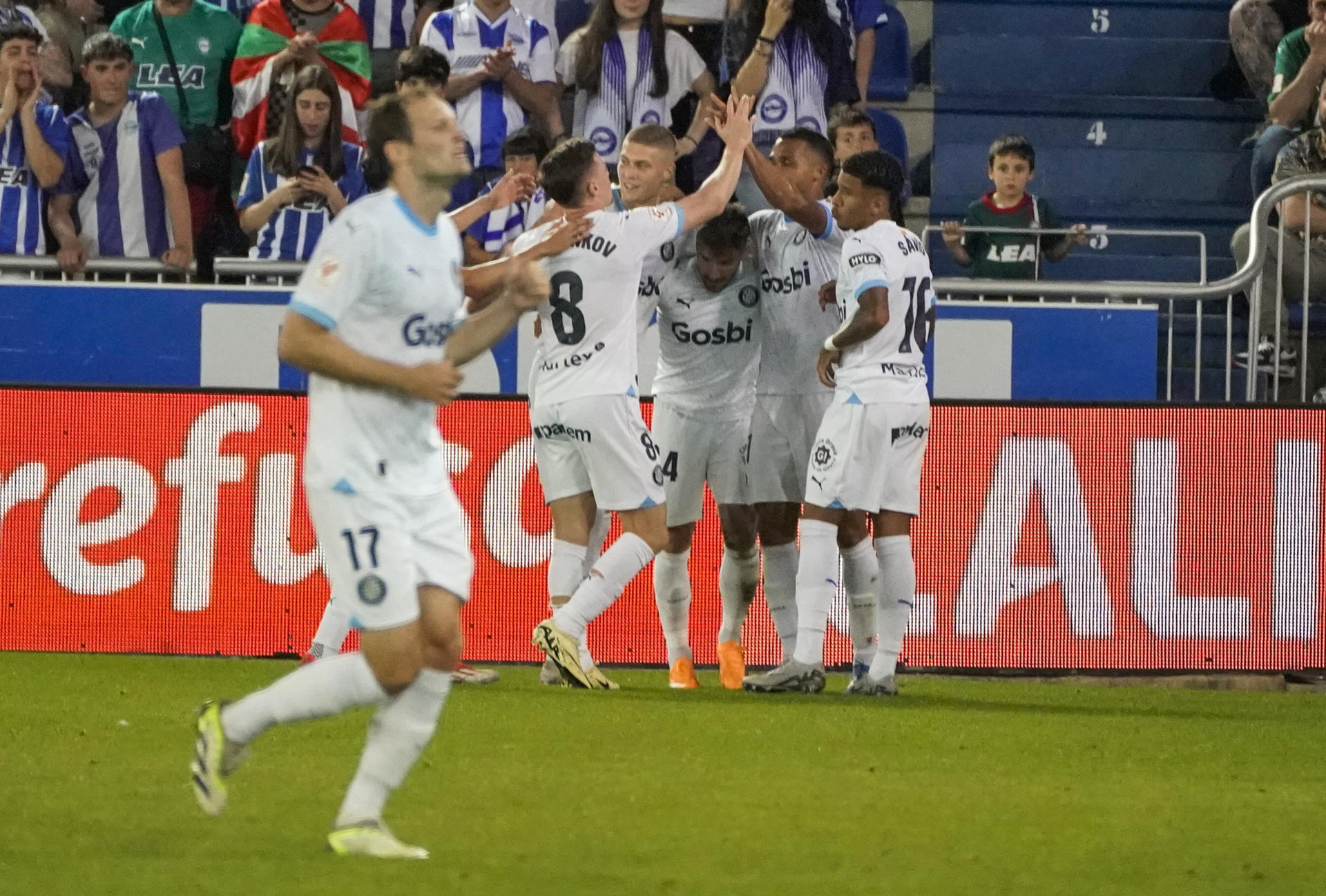 Los jugadores el Girona celebran el 1-2 en el partido de LaLiga entre el Alavés y el Girona, este viernes en Mendizorroza. EFE / L. Rico 