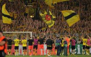 Los jugadores del Borussia Dortmund saludan a los seguidores tras ganar al Paris Saint-Germain. EFE/EPA/FRIEDEMANN VOGEL