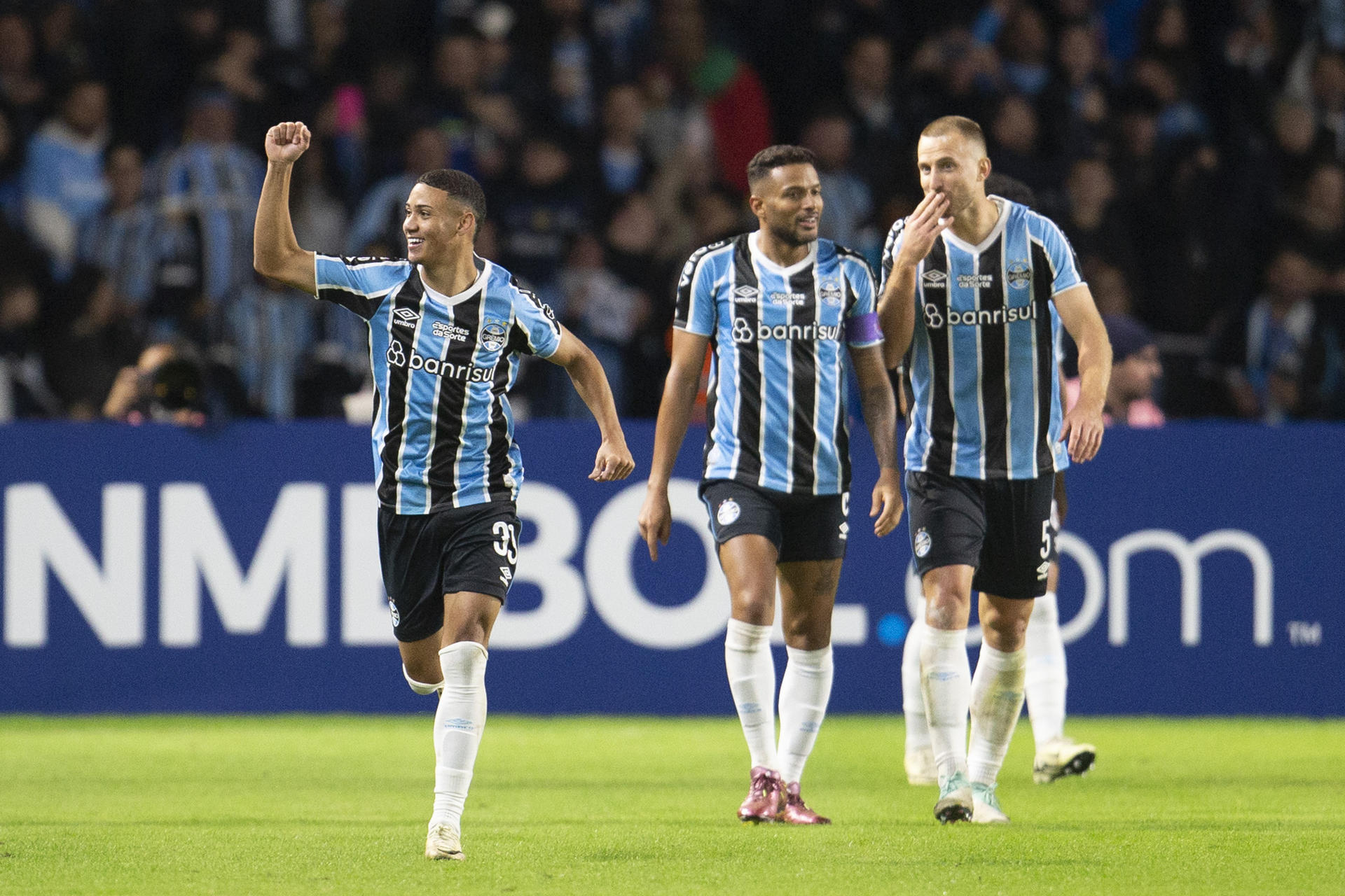 alt 4-0. Gremio renace luego de las inundaciones, golea al líder y sueña con los octavos