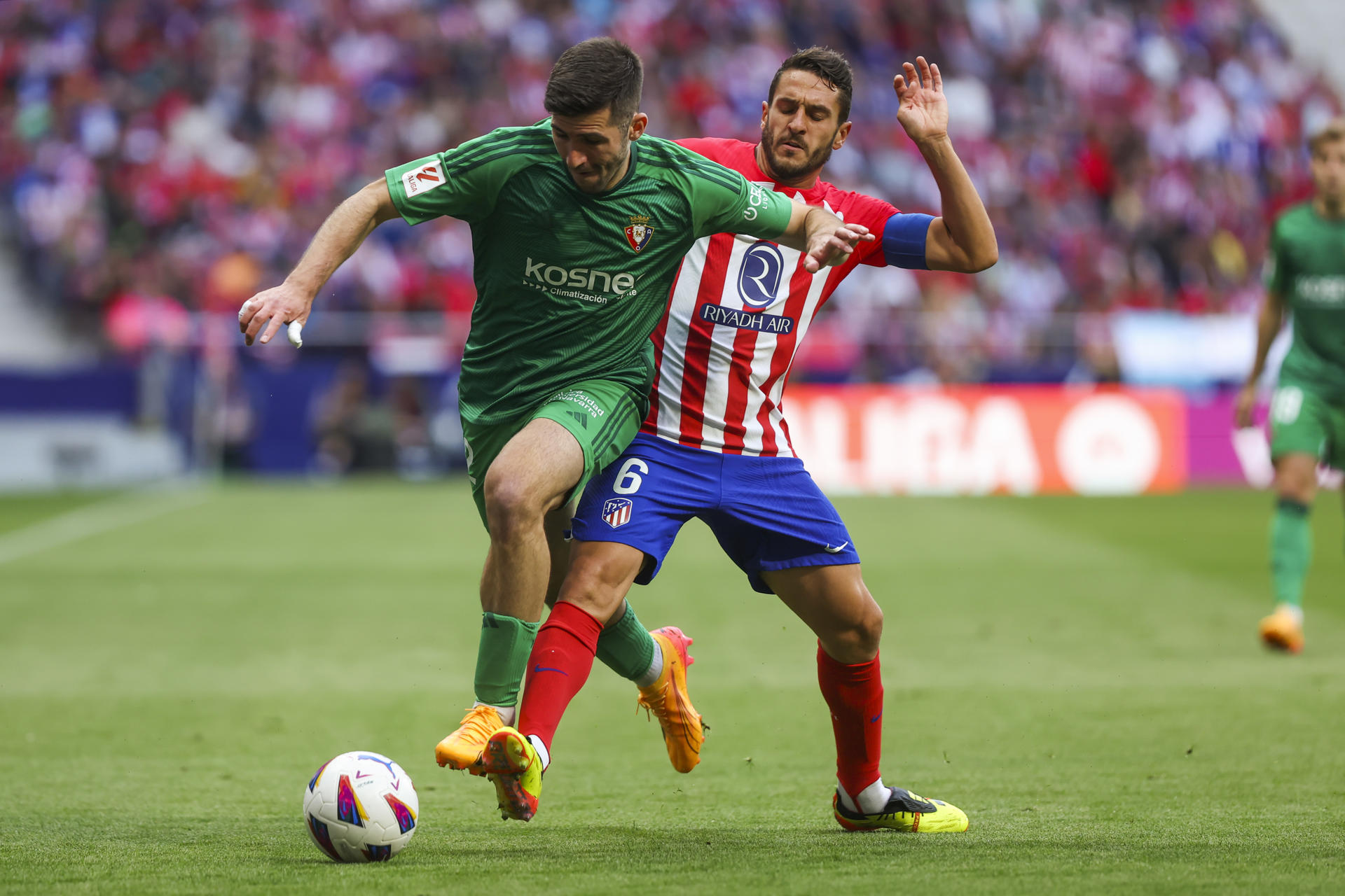 MADRID, 19/05/2024.- El centrocampista del Atlético de Madrid Koke Resurrección (d) disputa el balón ante el defensa del Osasuna Jesús Areso durante el encuentro correspondiente a la jornada 37 de Primera División que Atlético de Madrid y Osasuna disputan hoy Domingo en el estadio Metropolitano, en Madrid. EFE / Kiko Huesca 