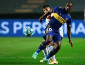 alt El peruano Luis Advíncula renueva su contrato con Boca Juniors hasta diciembre de 2026