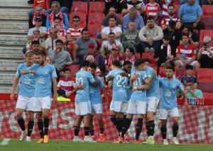 - Los jugadores del Celta celebran el segundo gol del equipo gallego durante el encuentro correspondiente a la jornada 37 de Primera División que disputaron frente al Granada en el Nuevo Estadio Los Cármenes de Granada. EFE / Pepe Torres.