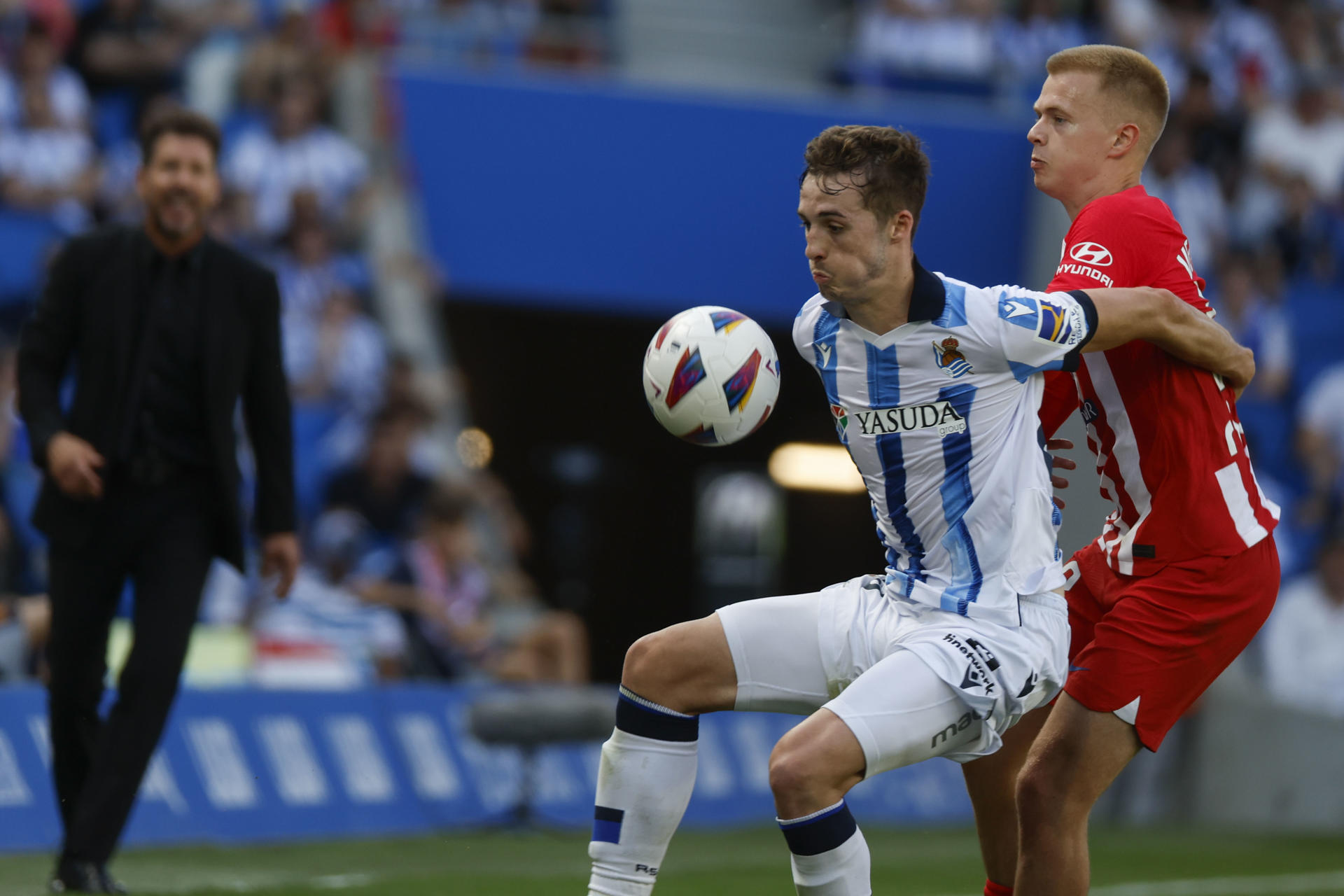 El defensa de LA Real Sociedad Jon Pacheco (i) y el centrocampista del Atlético de Madrid Arthur Vermeeren durante el partido de la jornada 38 de LaLiga EA Sports entre el Atlético de Madrid y la Real Sociedad, este sábado en el estadio Reale Arena en San Sebastián.-EFE/ Juan Herrero 