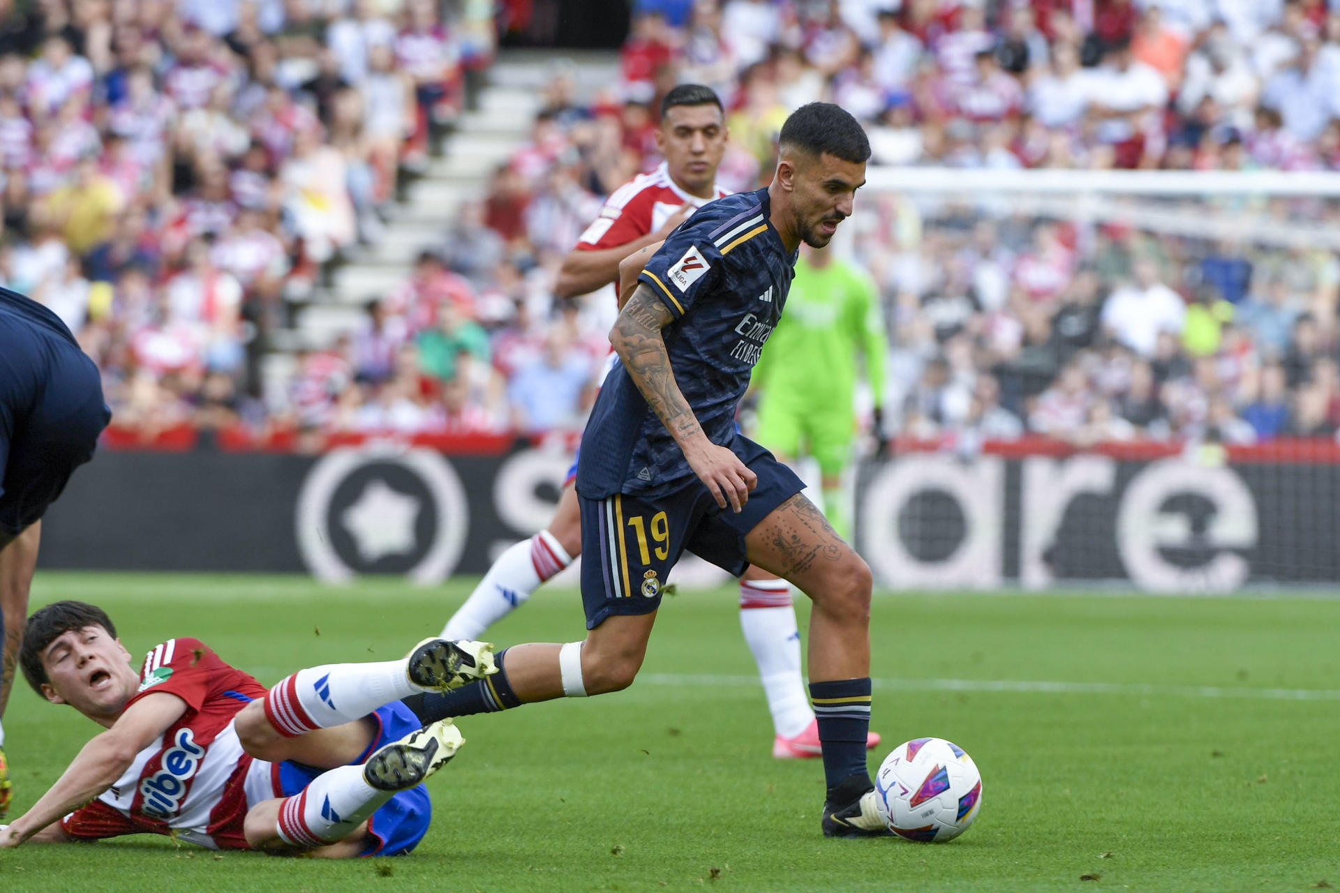 El centrocampista del Real Madrid Dani Ceballos durante el partido de la jornada 35 de LaLiga entre el Granada CF y el Real Madrid, este sábado en el estadio Nuevo Los Cármenes de Granada. EFE/ Miguel Ángel Molina 