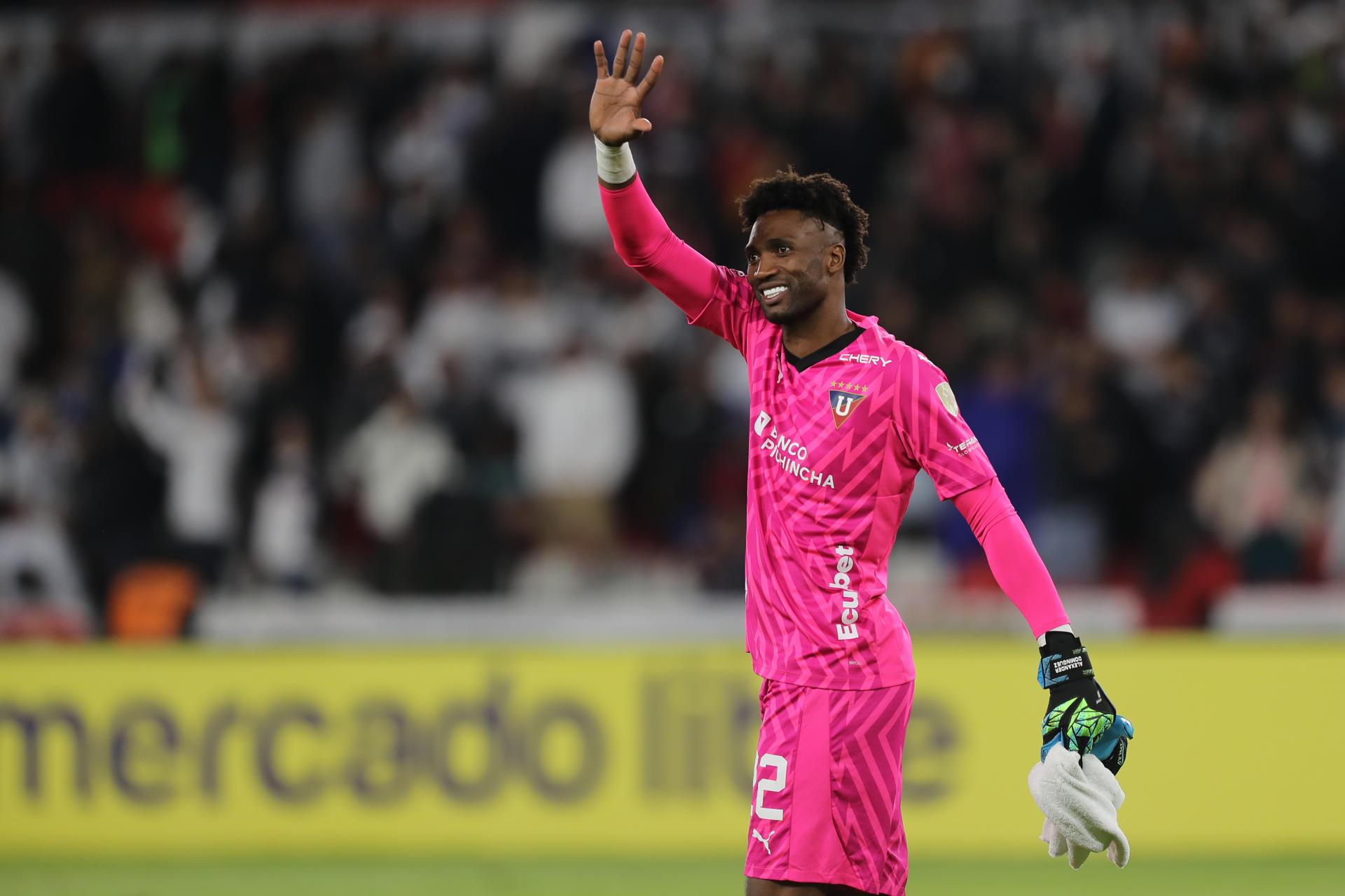 Alexander Domínguez, guardameta de Liga de Quito de Ecuador fue registrado este martes, 28 de mayo, al celebrar su paso a la repesca de la Copa Sudamericana, al final de un partido de la sexta y última jornada del grupo D de la Copa Libertadores, en el estadio Rodrigo Paz Delgado de Quito (Ecuador). EFE/José Jácome 