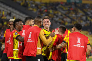 Jugadores del Barcelona de Ecuador fueron registrados este miércoles, 29 de mayo, al celebrar un gol que Damián Díaz (c) le anotó al Cobresal de Chile, durante un partido del grupo B de la Copa Libertadores, en el estadio Monumental Banco Pichincha de Guayaquil (Ecuador). EFE/Jonathan Miranda