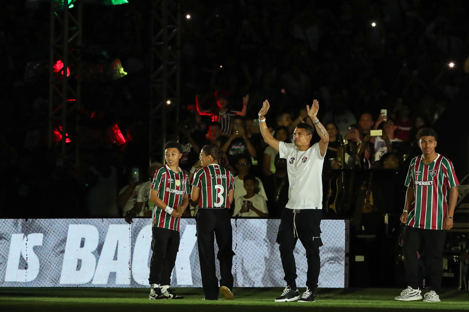 alt Thiago Silva celebra la vuelta a "casa" en su abarrotada presentación con el Fluminense