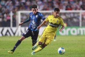 Pedro Pedraza (i), del Pachuca, disputa el balón con el colombiano Juan Camilo 'Cucho' Hernández, del Columbus Crew. EFE /David Martínez Pelcastre