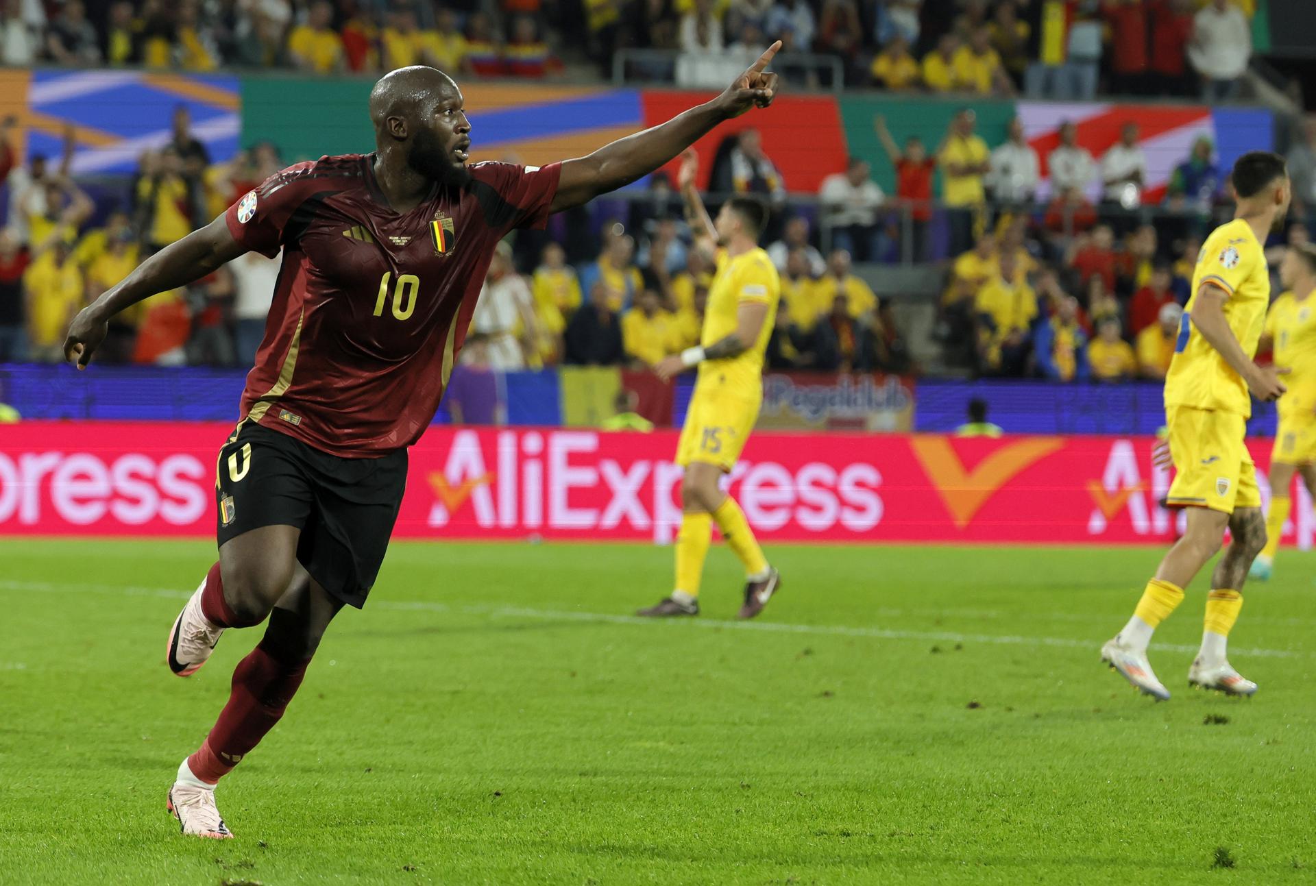 El jugador belga Romelu Lukaku celebra tras marcar un gol que luego fue anulado por el VAR por fuera de juego durante el partido de fútbol de la Eurocopa 2024 del Grupo E entre Bélgica y Rumania. EFE/EPA/RONALD WITTEK 