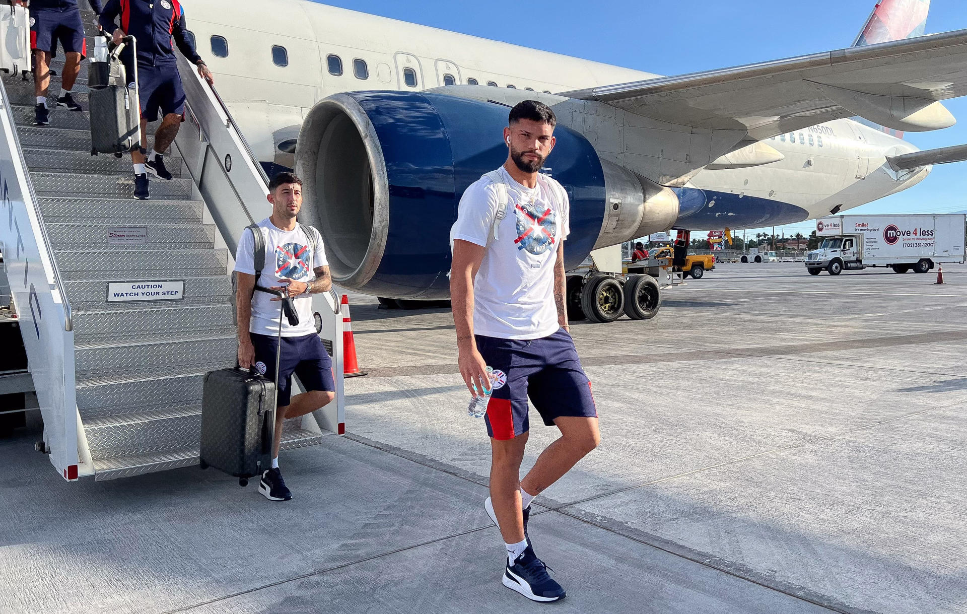 Fotografía cedida este martes, 25 de junio, por la Asociación Paraguaya de Fútbol en la que se registró la llegada de los integrantes de la selección guaraní a Las Vegas (Nevada, EE.UU.). EFE/Asociación Paraguaya de Fútbol 