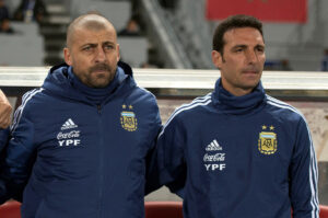 El seleccionador argentino, Lionel Scaloni (d), y su asistente Walter Samuel, en una imagen de archivo. EFE/ Jalal Morchidi