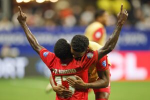José Fajardo de Panamá (i) celebra la victoria del partido del grupo C de la Copa América 2024. EFE/EPA/ERIK S. MENOR