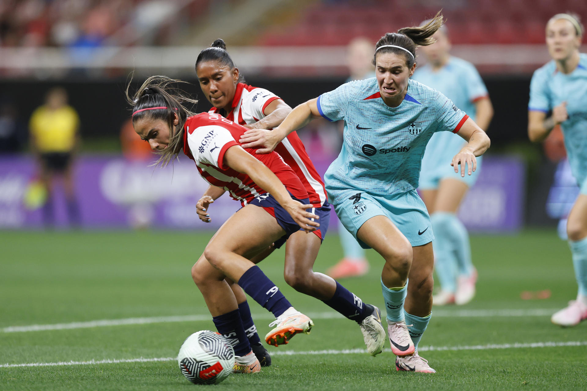 Damaris Godínez (i) del Guadalajara disputa el balón con Mariona Caldentey (d) del Barcelona este miércoles durante un partido amistoso como parte del Tour Campeonas disputado en el Estadio Akron en la ciudad de Guadalajara, Jalisco (México). EFE/ Francisco Guasco 