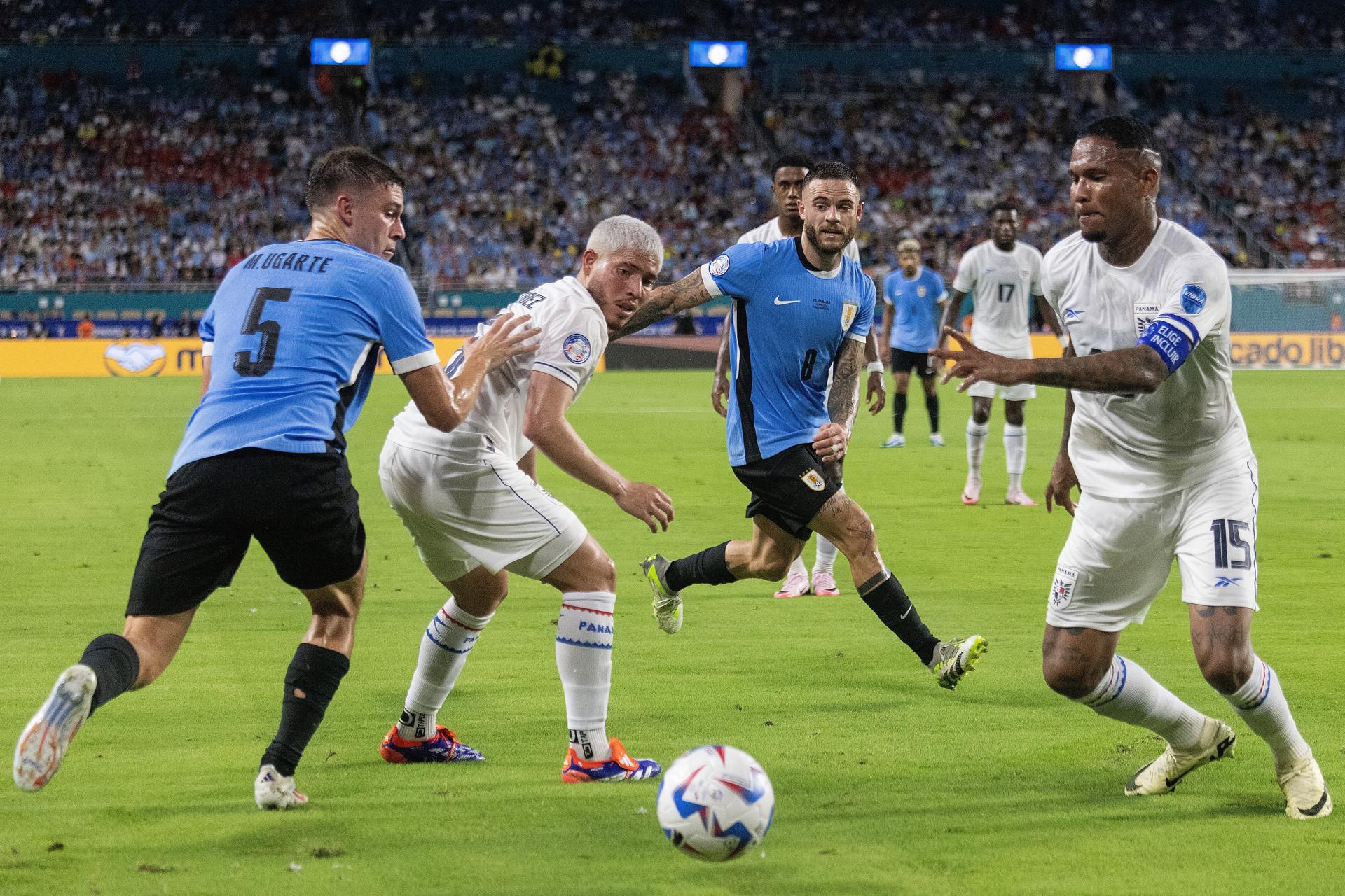 El uruguayo Manuel Ugarte (i), el panameño Cristian Martínez (2-i), el defensor uruguayo Nahitan Nandez (2-d), y el defensor panameño Eric Davis (d) en la Copa América 2024. EFE/EPA/CRISTÓBAL HERRERA-ULASHKEVICH 