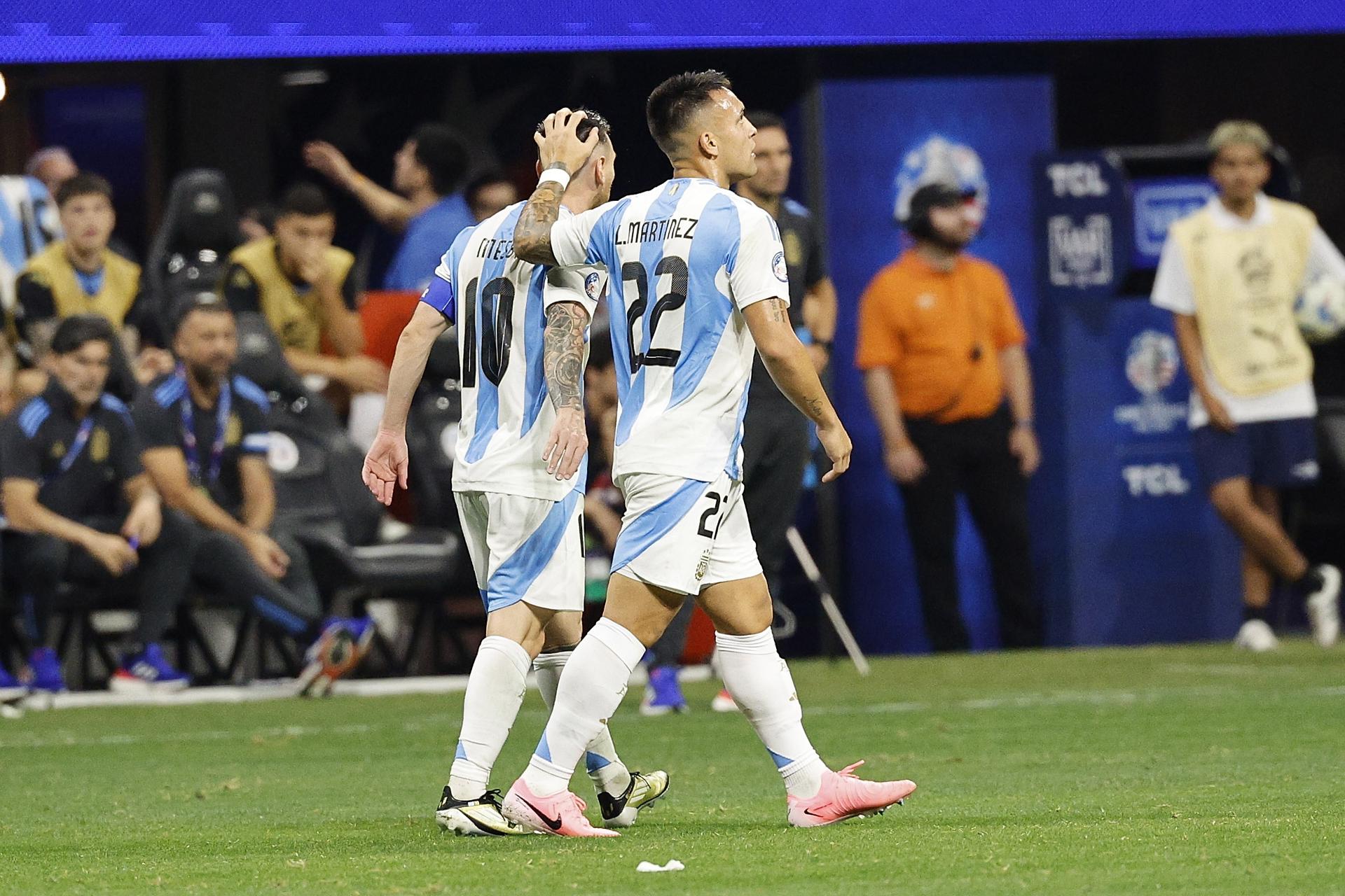 Lautaro Martinez (d), delantero de Argentina, fue registrado este jueves, 20 de junio, al agradecerle a su compañero Lionel Messi la asistencia que le permitió anotarle el segundo gol a Canadá en el partido inaugural de la Copa América 2024, en el estadio Mercedes Benz de Atlanta (Georgia, EE.UU.). EFE/Erik S. Lesser