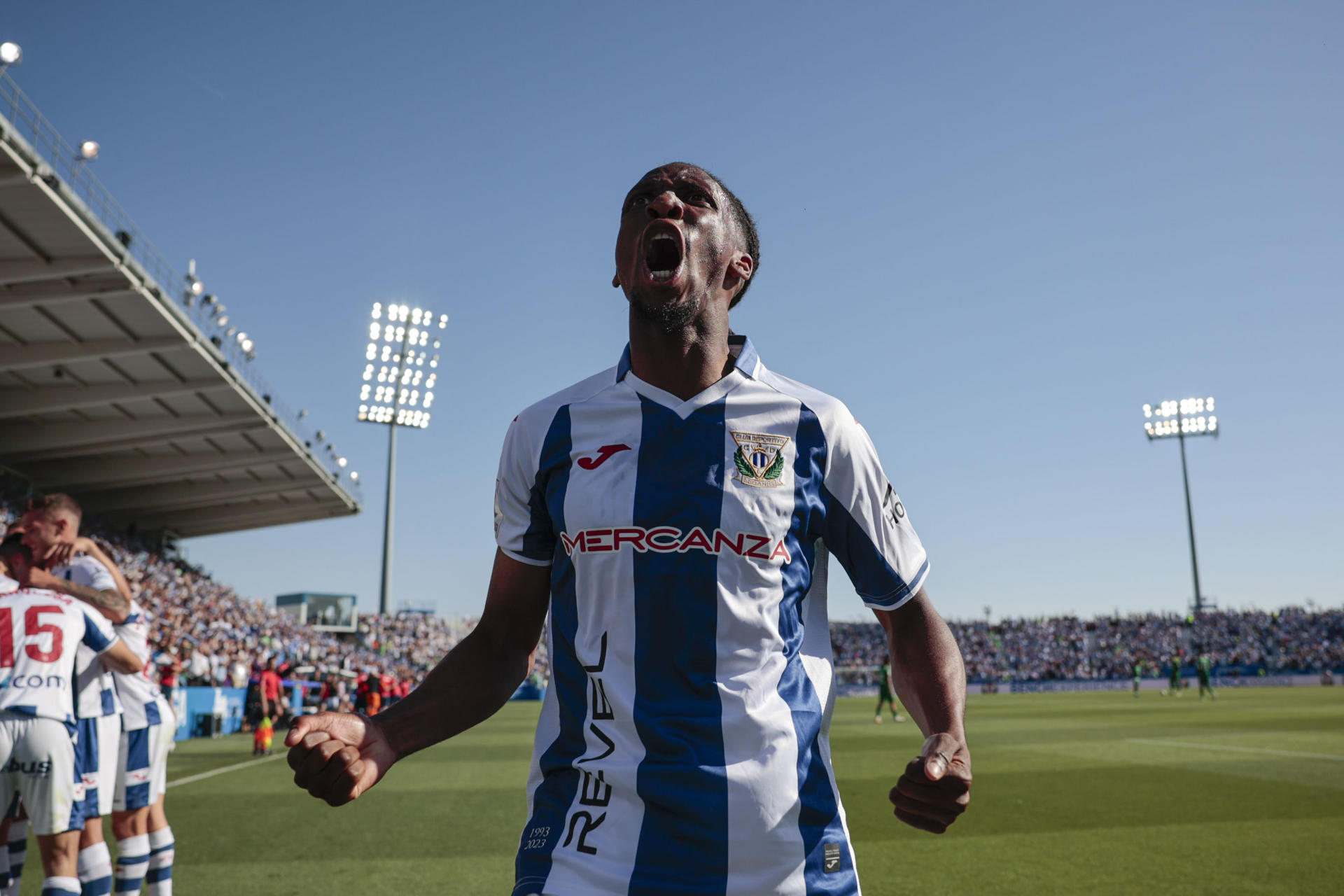 El centrocampista guineano del Leganés, Sydouba Cisse, celebra el primer gol del equipo madrileño durante encuentro correspondiente a la última jornada de la Liga Hypermotion que Leganés y Elche disputan hoy Domingo en el estadio de Butarque, en la localidad madrileña. EFE / Daniel González. 