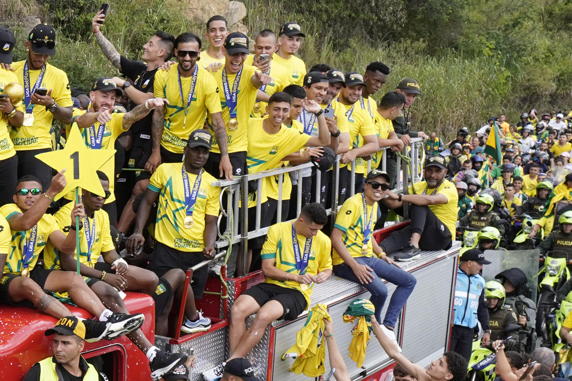 rss-efe28d37ad5dd9b328c760c5d9b7b6c1203d715df25w Un río humano recibe al Bucaramanga con su primera copa de la liga de fútbol en Colombia