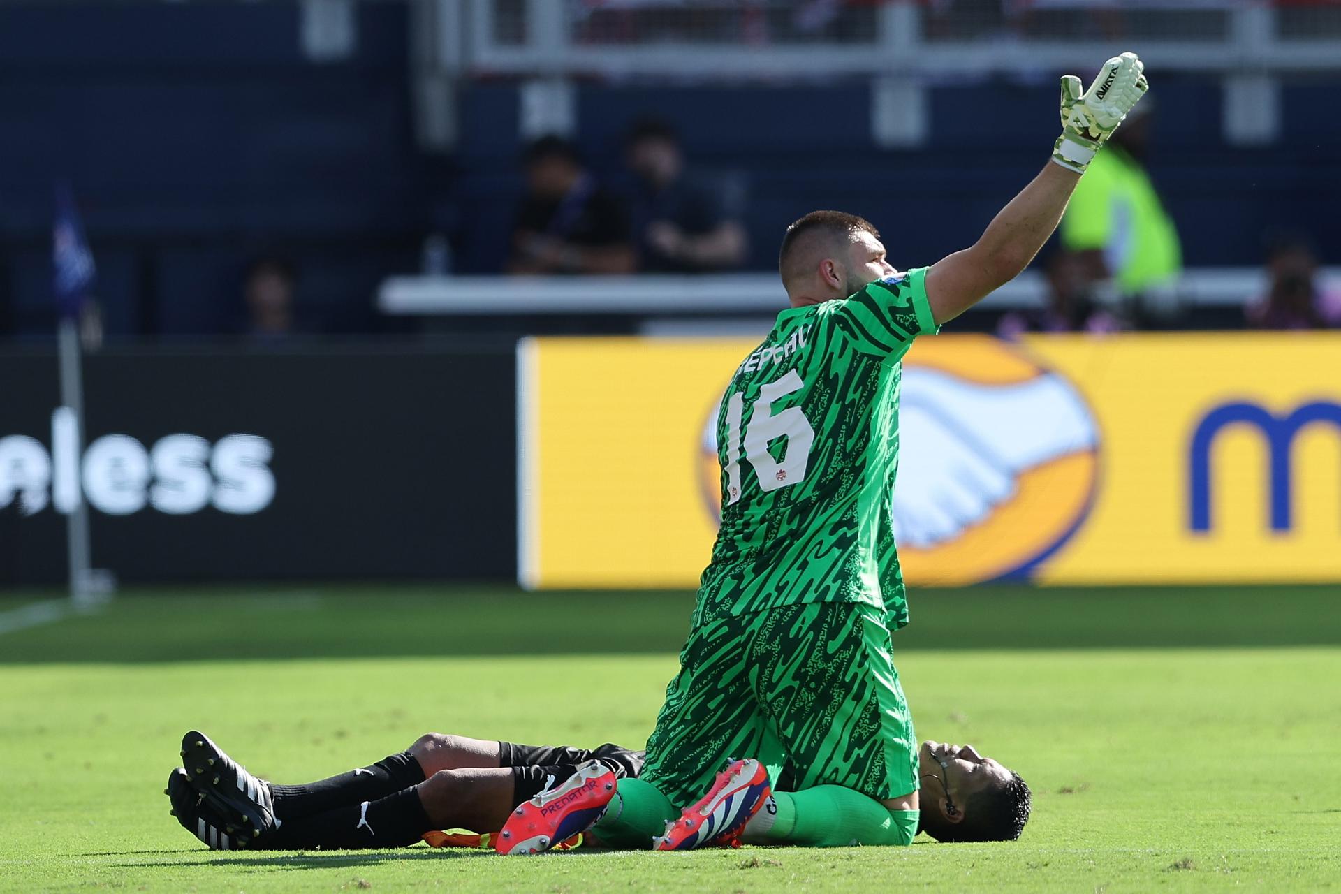 El guardameta de Canadá, Maxime Crepeau (d), fue registrado este martes, 25 de junio, al asistir al juez de línea guatemalteco Humberto Panjoj, quien se desvaneció durante el partido contra Perú valido por el grupo A de la Copa América, en el estadio Children' Mercy Park de Kansas City (Misuri, EE.UU.). EFE/William Purnell 