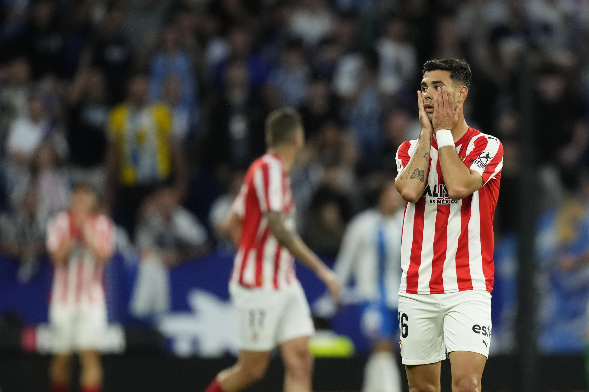 El defensa del Sporting Diego Sánchez se lamenta, en el partido de vuelta de la primera eliminatoria de ascenso a Primera División ante el Espanyol, este jueves en el Stage Front Stadium. EFE/ Enric Fontcuberta
