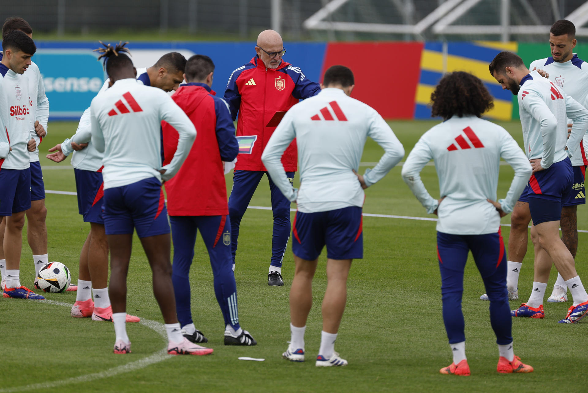El seleccionador del equipo masculino de fútbol Luis de la Fuente (C) dirige el entrenamiento del equipo en Donaueschingen, Alemania, este martes. EFE/ J.J. Guillén 