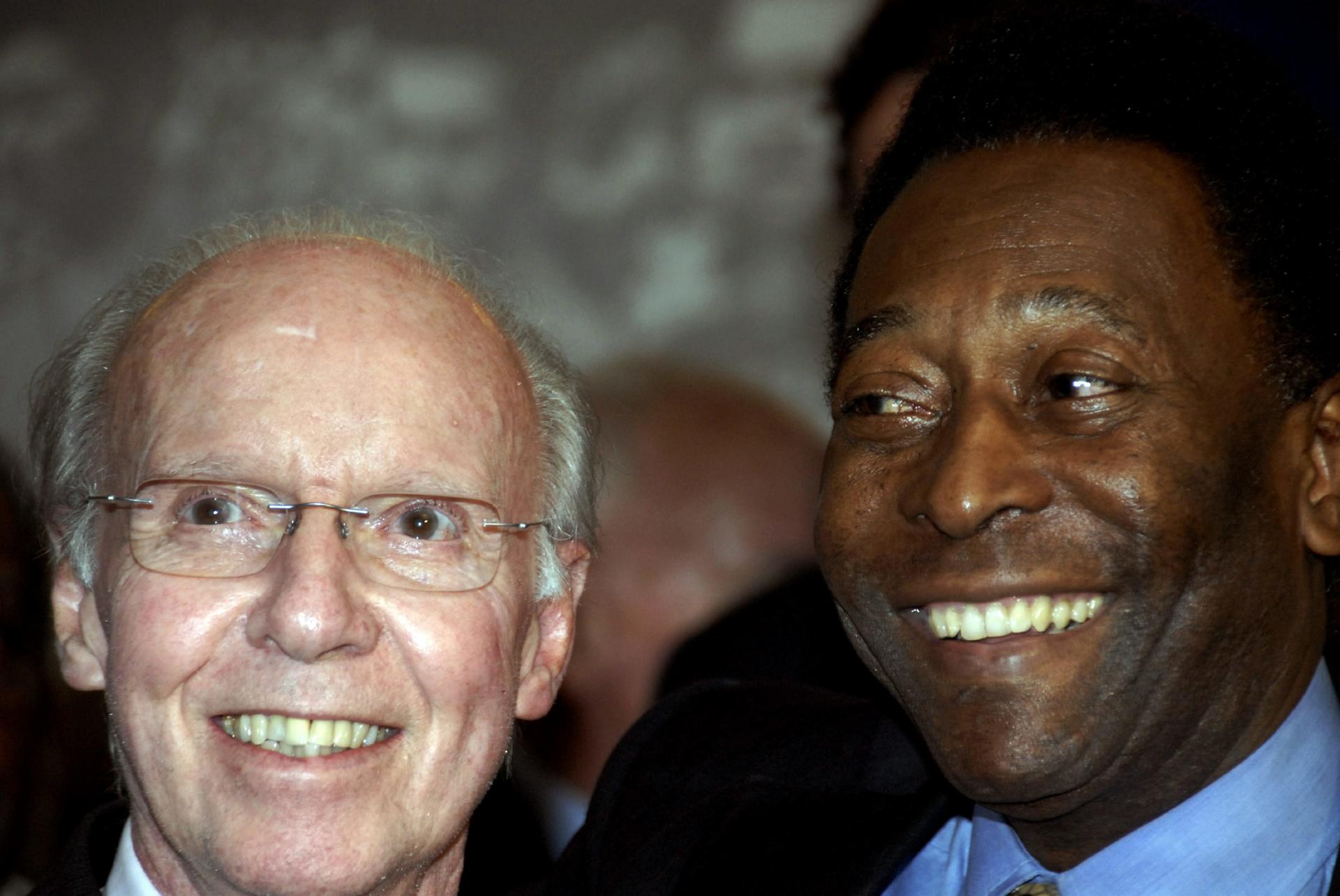 Fotografía de archivo, tomada el 26 de junio de 2008, en la que registró a los exfutbolistas brasileños Edson Arantes do Nascimento 'Pele' (d) y Mario Lobo Zagalo (i), durante la inauguración de la exposición "Héroes de 1958" en homenaje a los ex futbolistas de la selección brasileña de 1958 que lograron el primer título para su país en Suecia, en el Palacio del Planalto de Brasilia (Brasil). EFE/Fernando Bizerra 